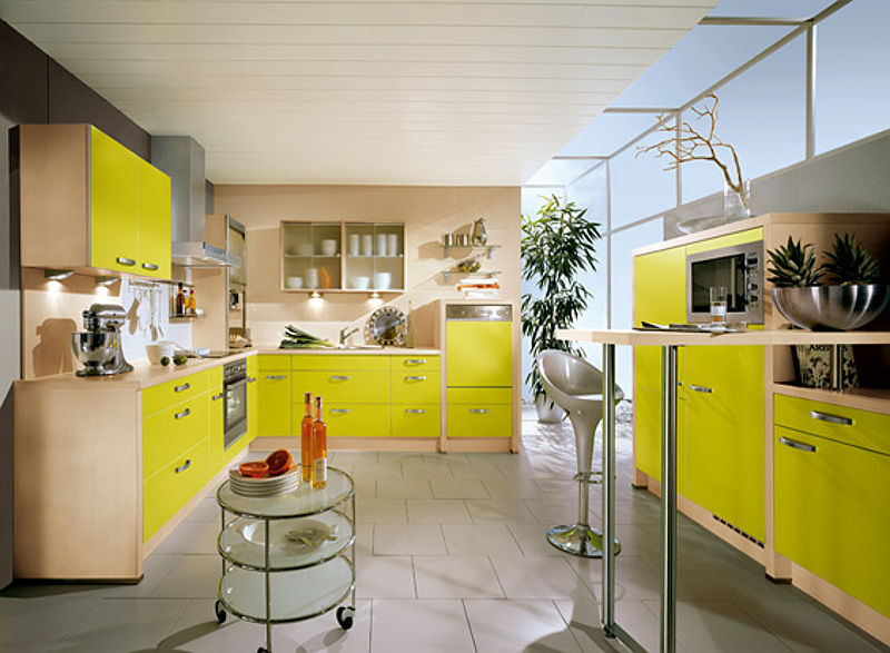 Cocina de color amarillo con detalles en colores madera