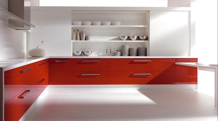Cocina con muebles rojos y cubierta blanca