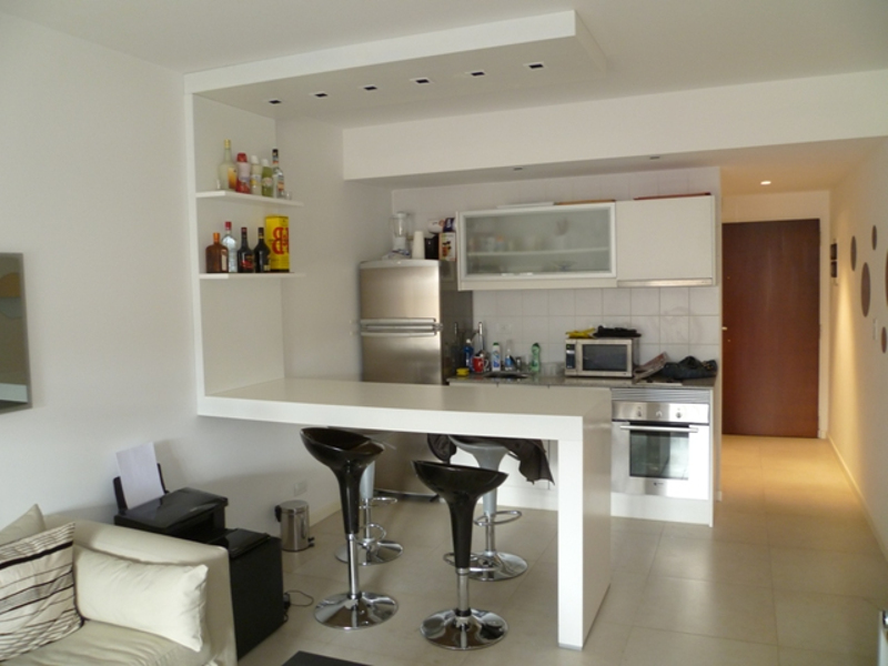 Cocina americana blanca con marquesina