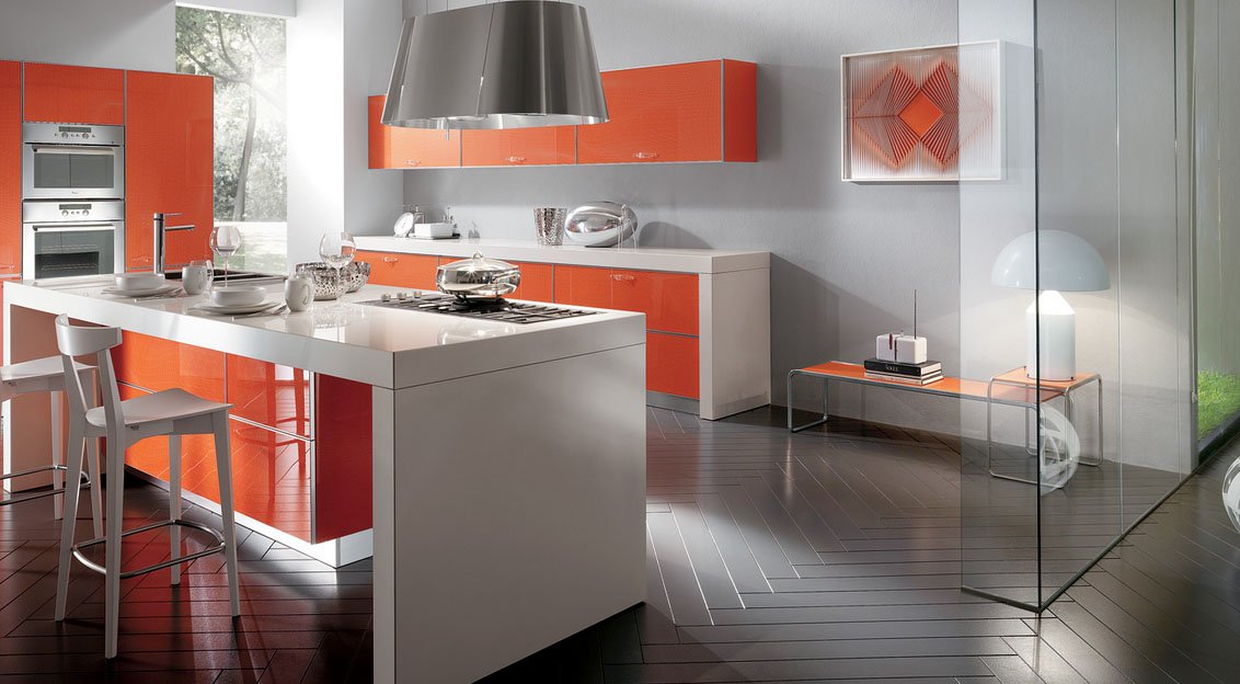Mueble de cocina naranja con blanco; moderna, fresca, limpia...