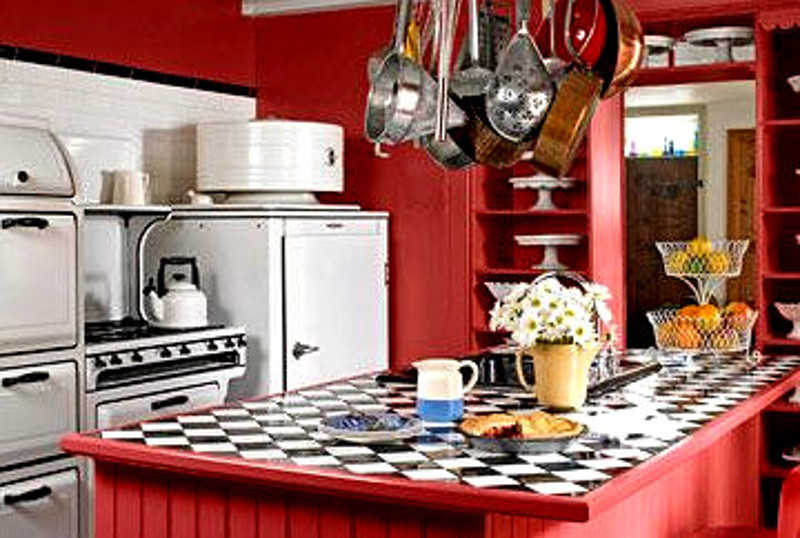 Muebles de cocina color rojo, bohemios, madera pintada
