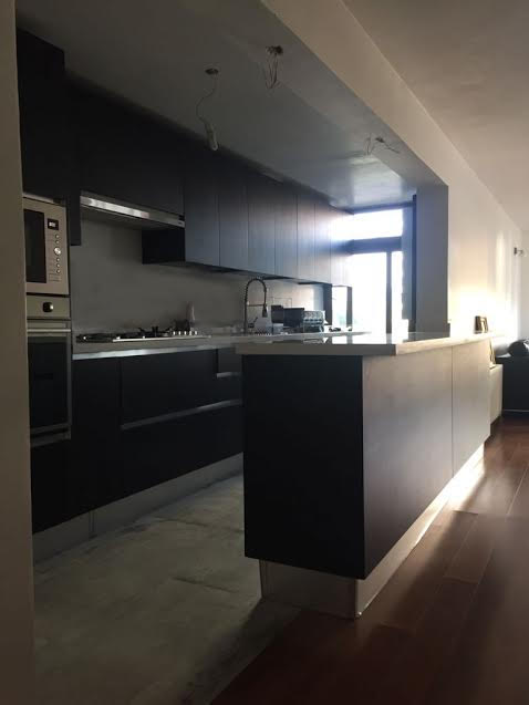 Cocina Moderna diseño minimalista color negro cubierta Silestone blanco